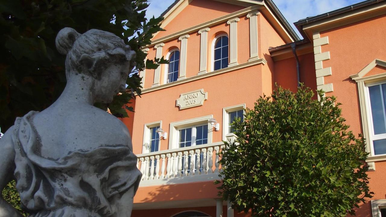 Hotel Garni Am Schloss Kottenheim Exterior foto